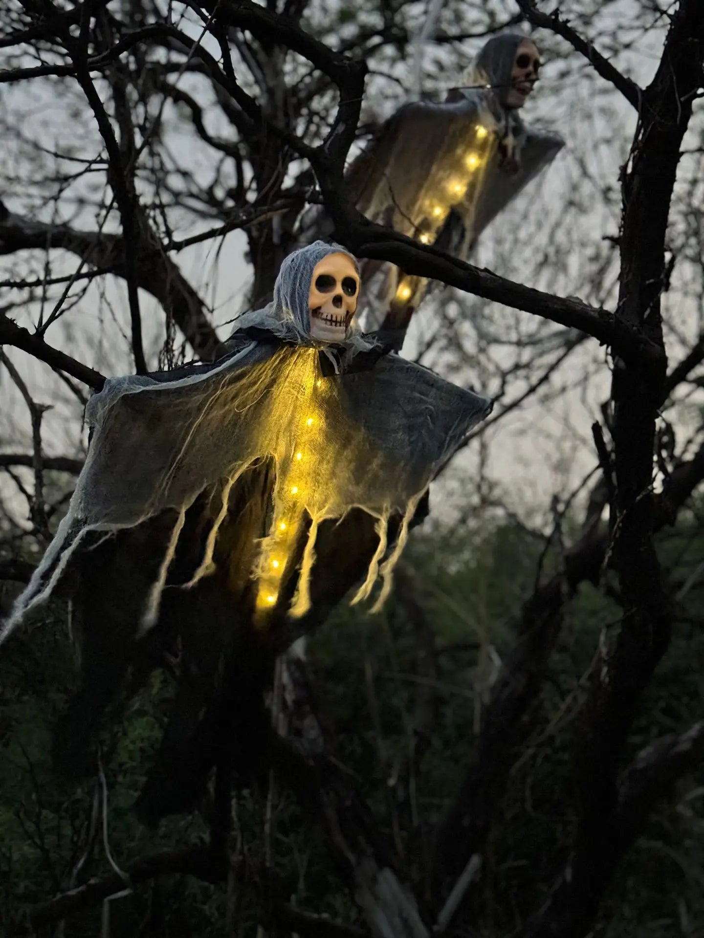 1PCS Halloween Skeleton Ghost Decoration Ghost with LED Halloween Decoration LED String Lights for Outdoor Use in Gardens